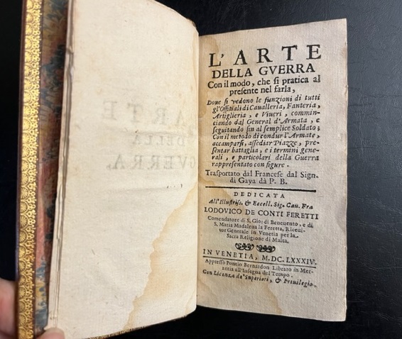 L'arte della guerra con il modo che si pratica al presente nel farla dove si vedono le funzioni di tutti gl'offitiali di cavalleria, fanteria artiglieria e viveri ... con il metodo di condur l'armate, accamparsi, assediar piazze